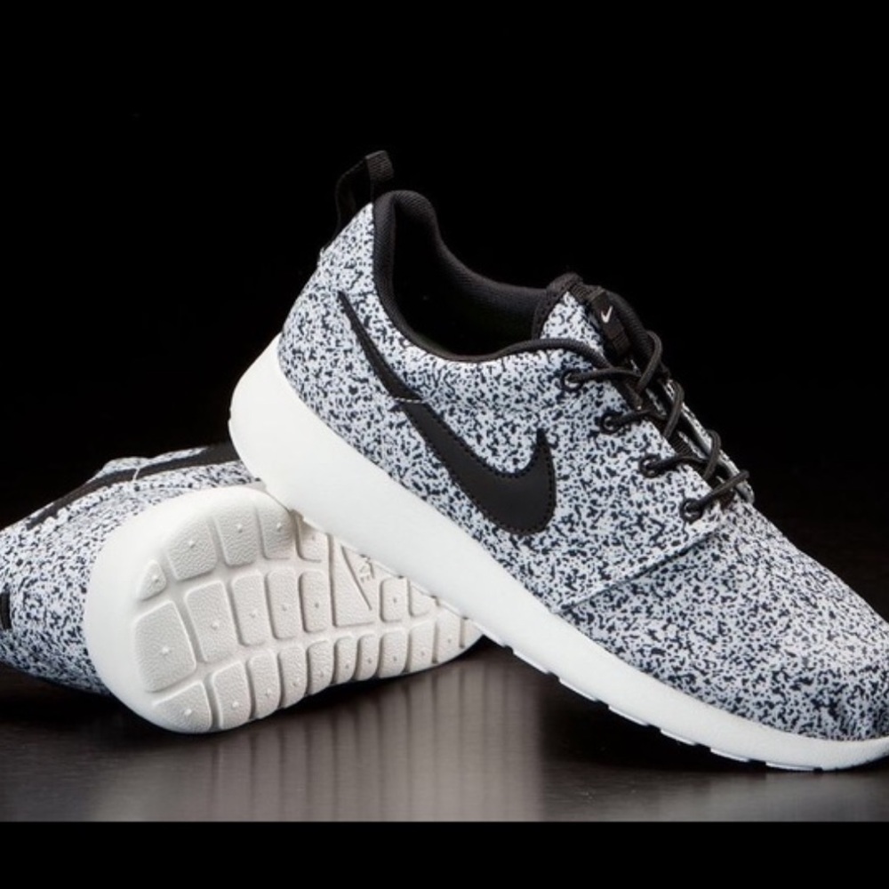 Nike Roshe Sneakers in Oreo